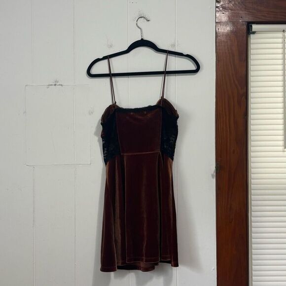 Urban Outfitters Faith Velvet Slip Dress in Chocolate Size Large - Picture 6 of 6